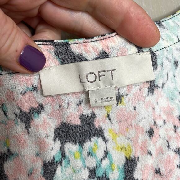 LOFT pastel floral blouse - Picture 4 of 7